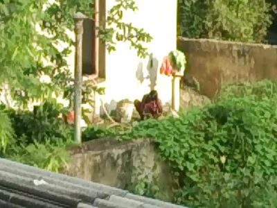 Bruneta într-un sutien roz face video porno boys sex și face o muie
