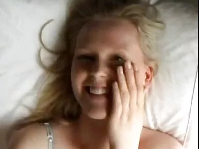 O blondă cu sânii mari se video boy gay arată