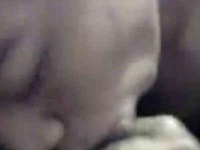 Joacă cu sfarcurile pentru a seduce în dracu anal sexy men gay