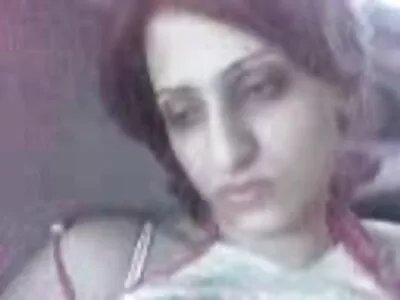 O adolescentă brunetă în bikini suge o pula video gay hd free