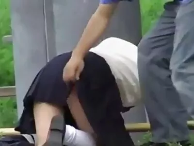 Fata cu fundul super gay blond tube fierbinte este pompată din spate