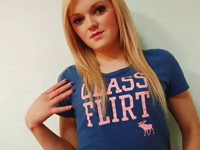 Hotties busty gay blond tube se masturbeaza si impart un cocos