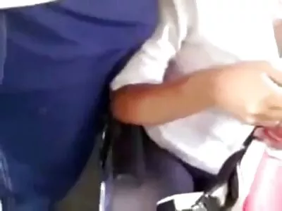 Tipul se joacă cu pisiciul primo gay video drăguț al puiului său