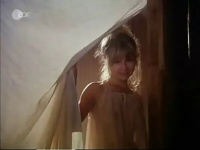 O curvă își defilează video sexy gay curbele fierbinți