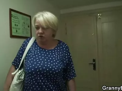 Acțiune gay sexsy sexuală hardcore în camera de hotel