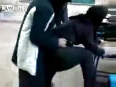 O tânără fermecătoare făcând o muie video porno boys