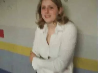 Adolescentul mic își lasă prietenul să facă xxlgay porno treaba lui