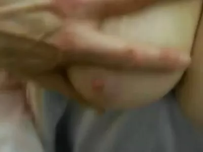 O gay sexsy brunetă fermecătoare suge un penis mare în fața camerei