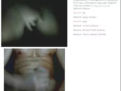 O fată latino cu o față perfectă se masturbează sex cu gay batrani
