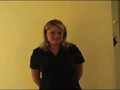 O drăguță mică cu gay porno older sânii mici face o muie