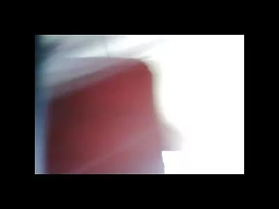 Puiță cu părul negru cu video gay por ochelari de soare uriași suge