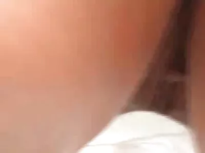 Atât de drăguță brunetă tânără se distrează video gay xl în fața camerei ei și s-a masturbat