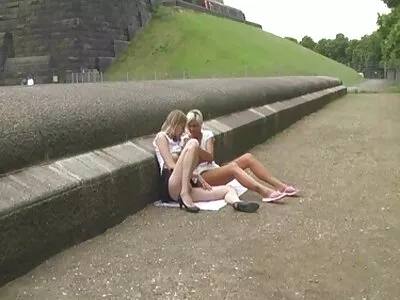 O fată drăguță cu sâni frumoși face sex și gay porno vedeo ia cum pe față