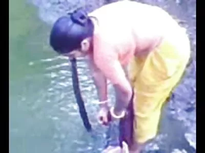 Fusă iubita fierbinte în fața oglinzii video de gay sex