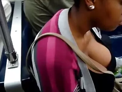 Busty latine îi place să sexi gay men tachineze pe webcam