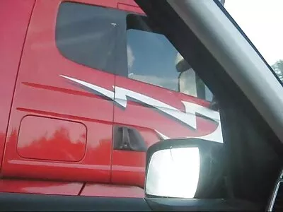 Tachinare saxo gay ravitoare de miere tatuată