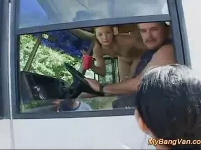 Babă elegantă care sexcu gay își mângâie penisul