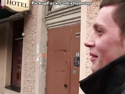 O adolescentă își lingă păsărica sexi man gay