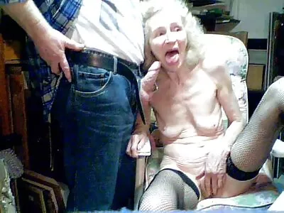 O fată blondă cu sexi boy gay juggs gigant își suge bărbatul
