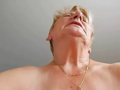Blonda gay tube blonde visătoare în lenjerie intimă își face bărbatul fericit