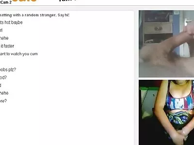 O fată futay cu gay drăguță face o muie în baie