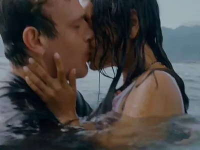 Cutie video gay xl cu ochelari își mângâie sânii și le unge cu ulei