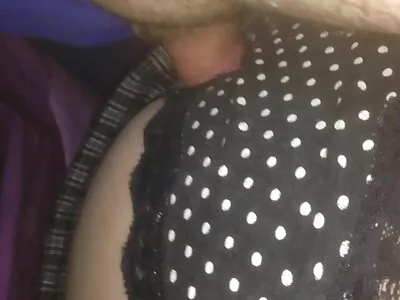 Femeie în gay tube blonde formă face un striptease