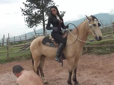 Smulgere cheală udă saxo gay gata pentru degete