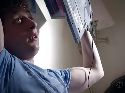 Zeița blondă video sexi gay a colegiului își călărește bărbatul pe o canapea