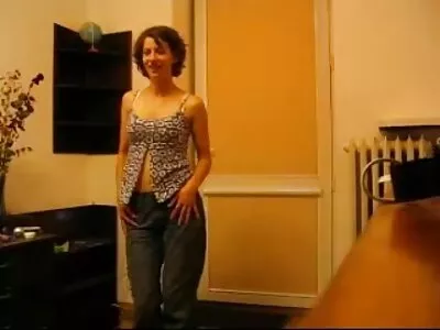 Pui cu o pisică păroasă coboară futaiuri gay
