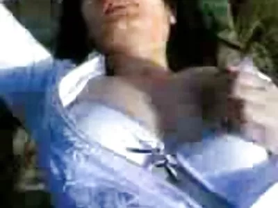 Tipică brunetă te invită să te sexy men gay alături